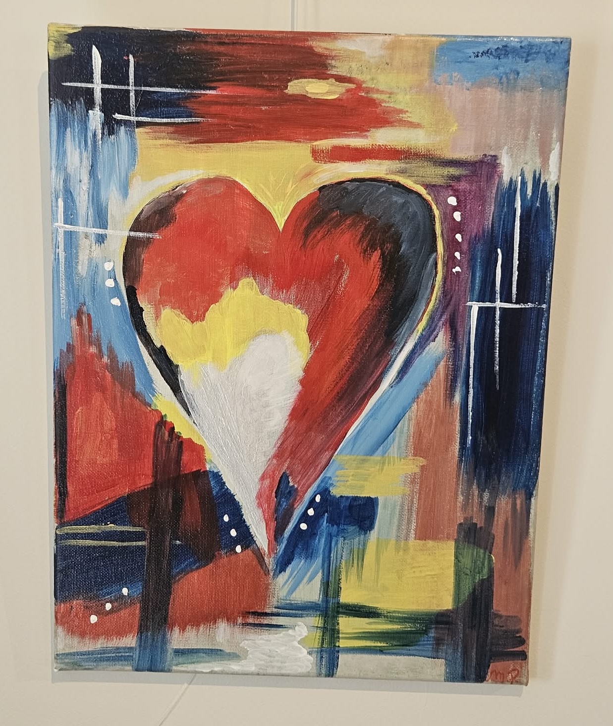 Tableau abstrait : grand cœur rouge, jaune et blanc sur fond coloré
