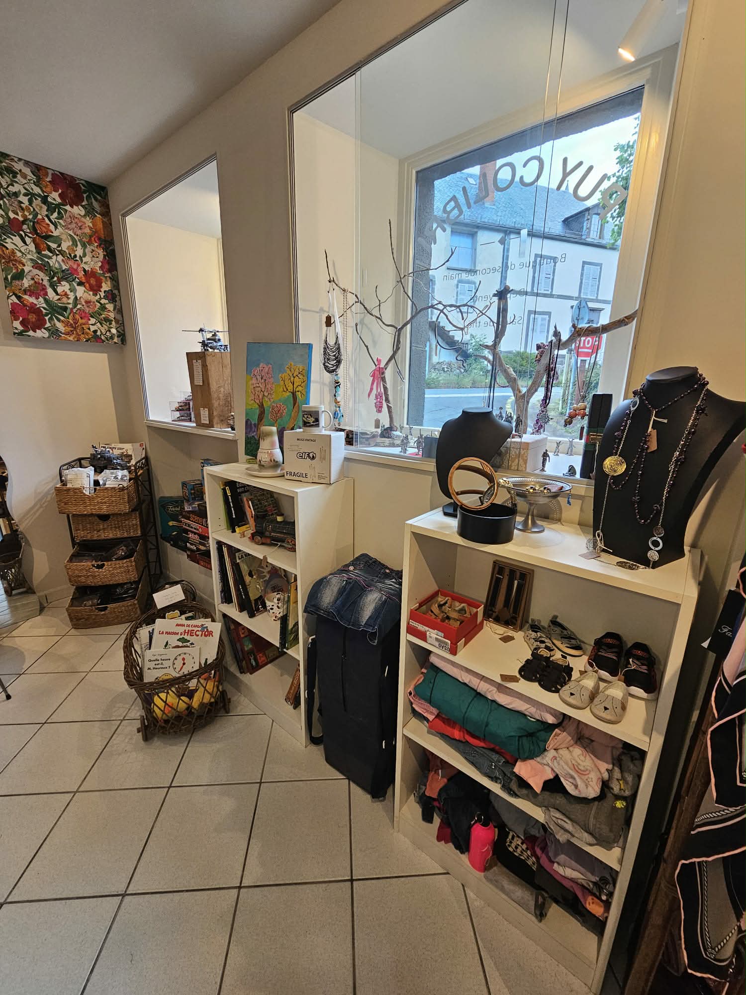 L’intérieur de la boutique et sa vitrine